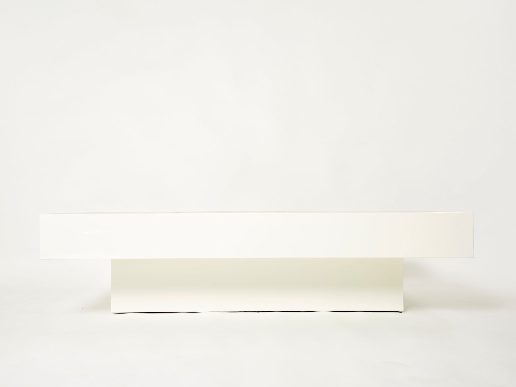 Grande table basse Italienne par Antonio Pavia laquée blanche laiton 1970
