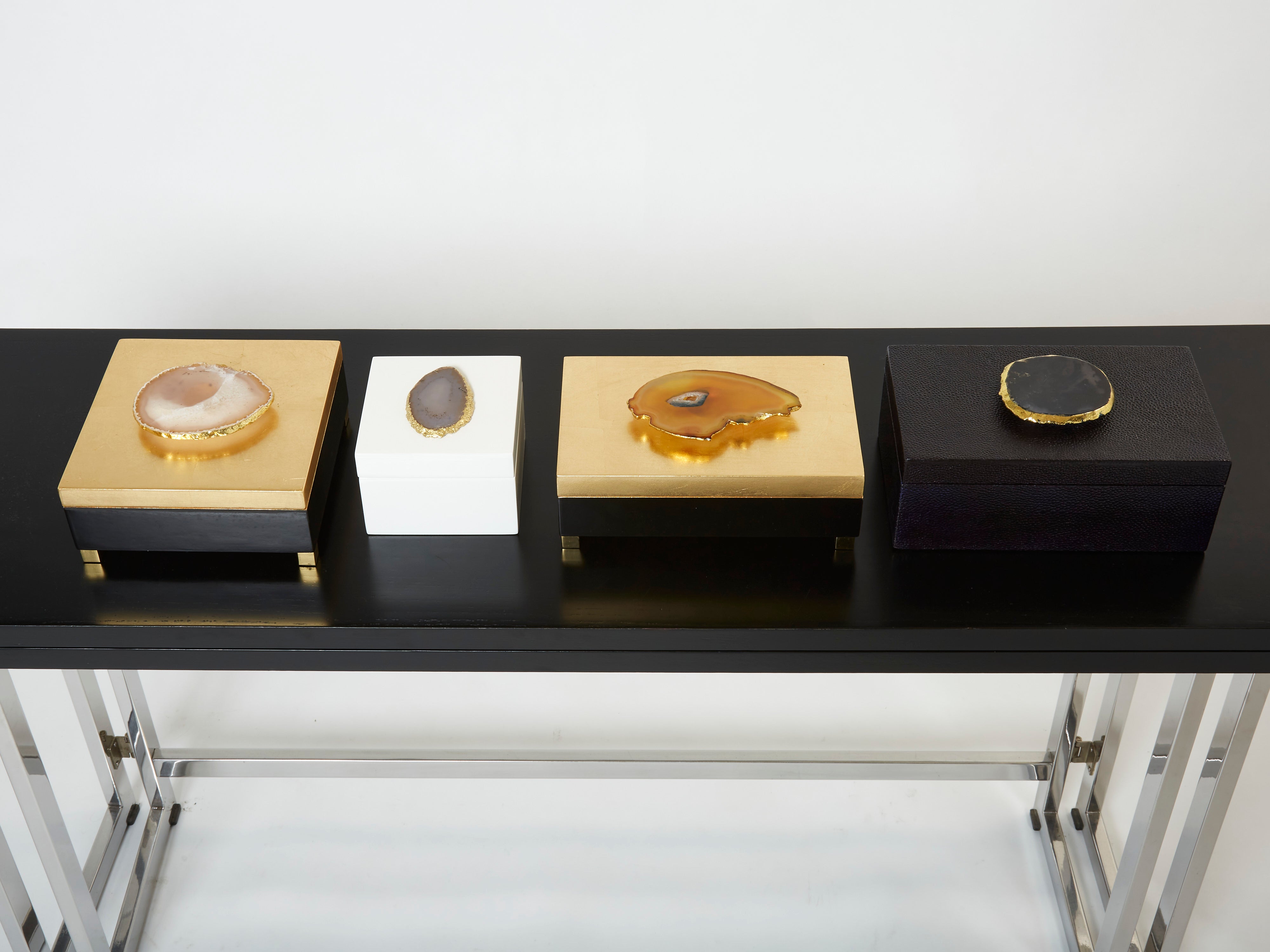 Lacquered and gold leaf box with agate stone made by Maison et Jardin 1970s