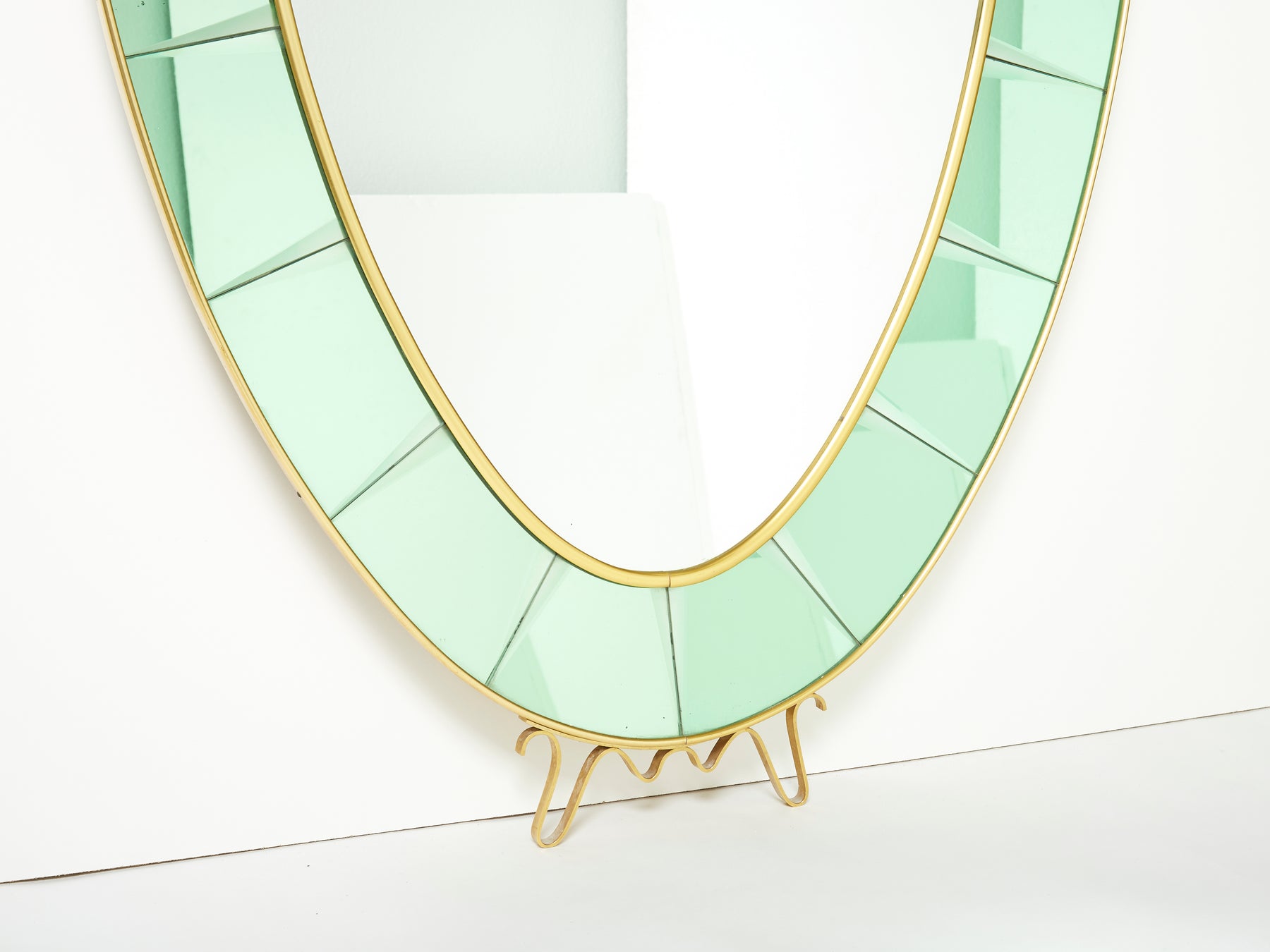 Grand miroir Italien oval laiton cristal vert de Cristal Arte 1950s
