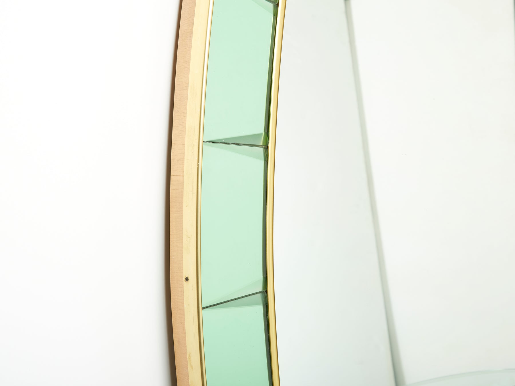 Grand miroir Italien oval laiton cristal vert de Cristal Arte 1950s
