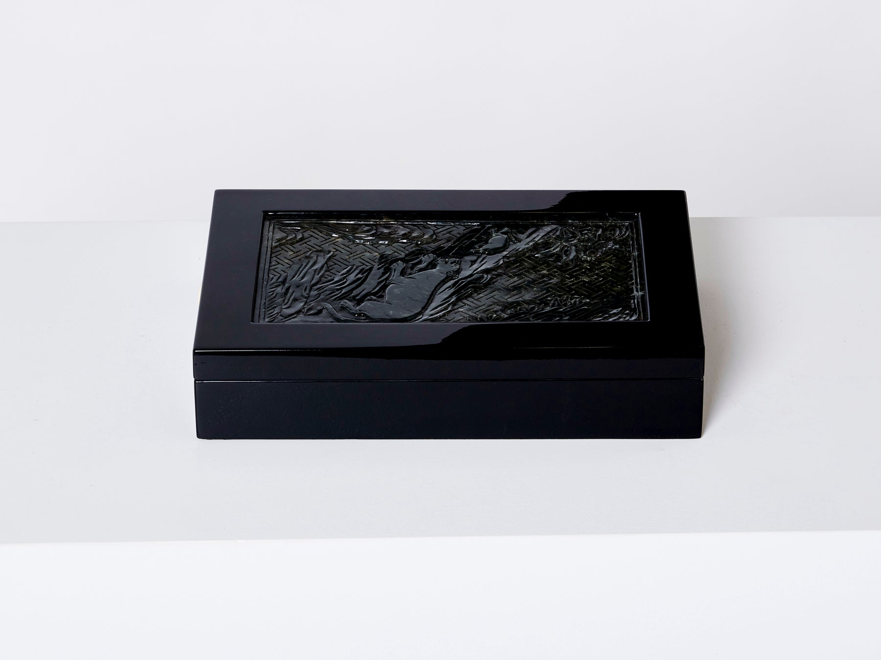 Boîte à bijoux Art Deco laque noire pierre de Jade sculptée vers 1930
