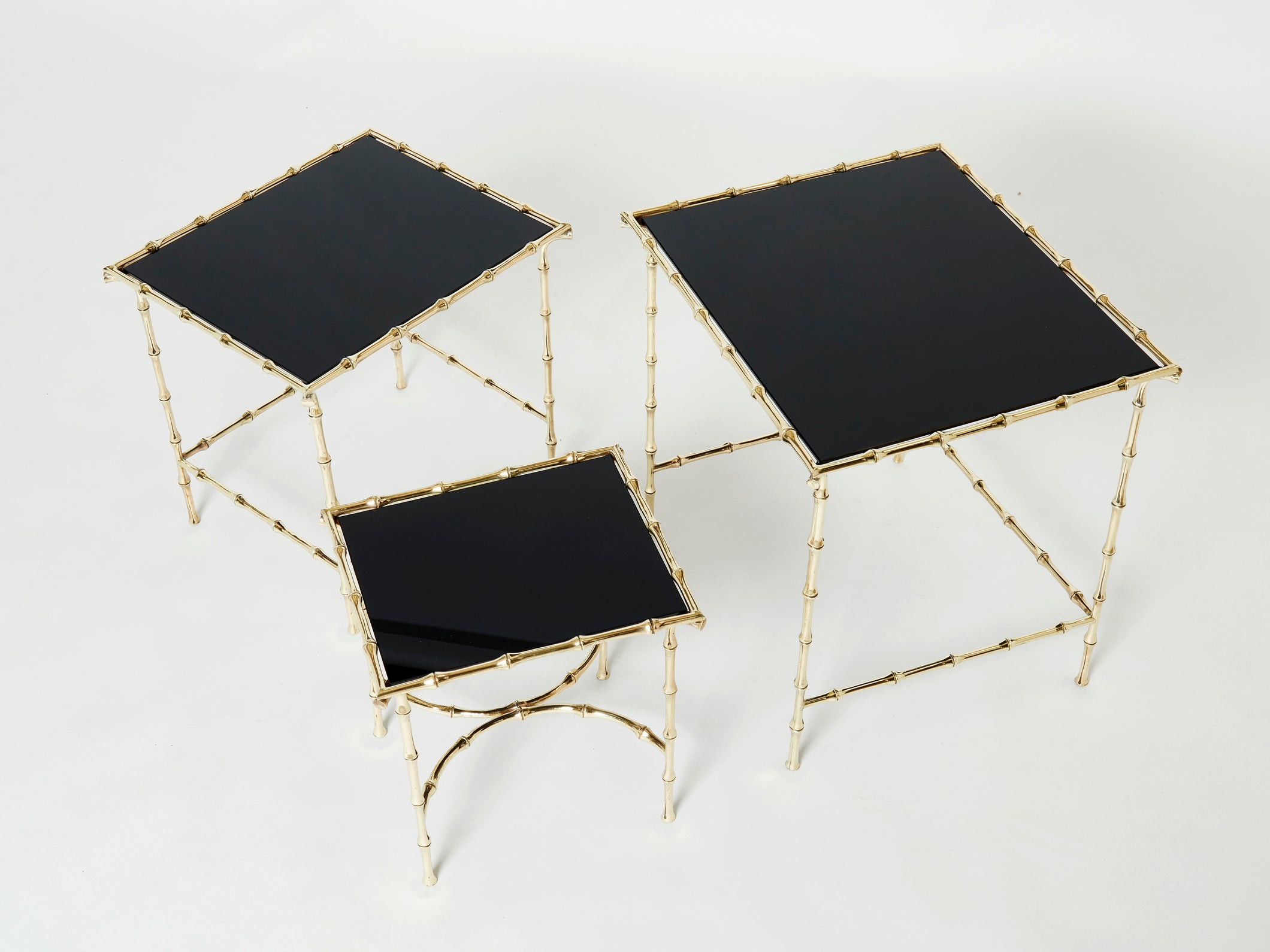 Set de trois tables gigognes bambou laiton verre noir Maison Baguès 1960
