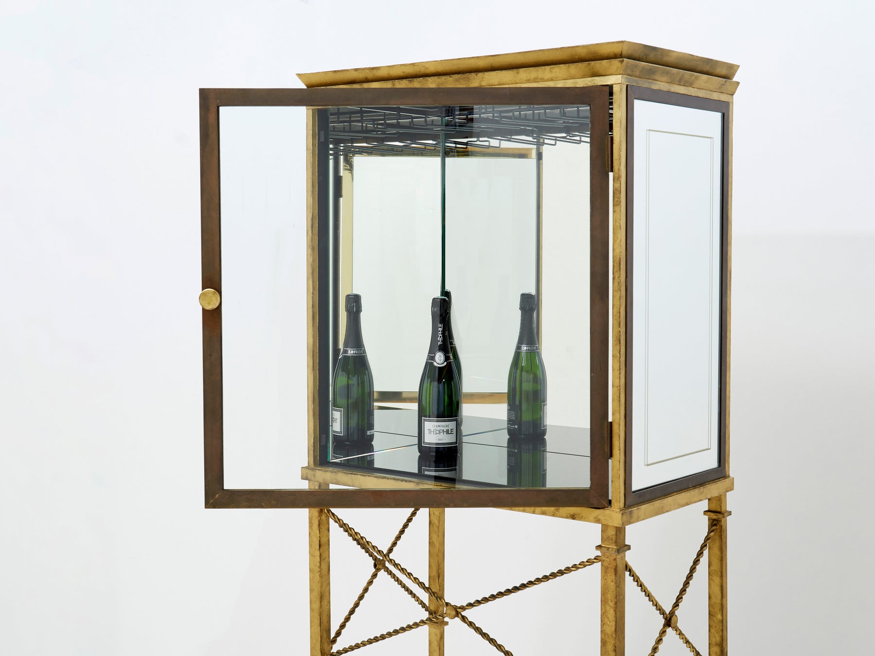 Cabinet bar vitrine en fer forgé doré laiton et miroir vers 1920