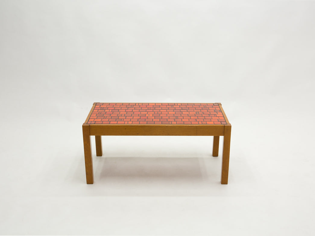 Table basse chêne et céramique rouge années 1960
