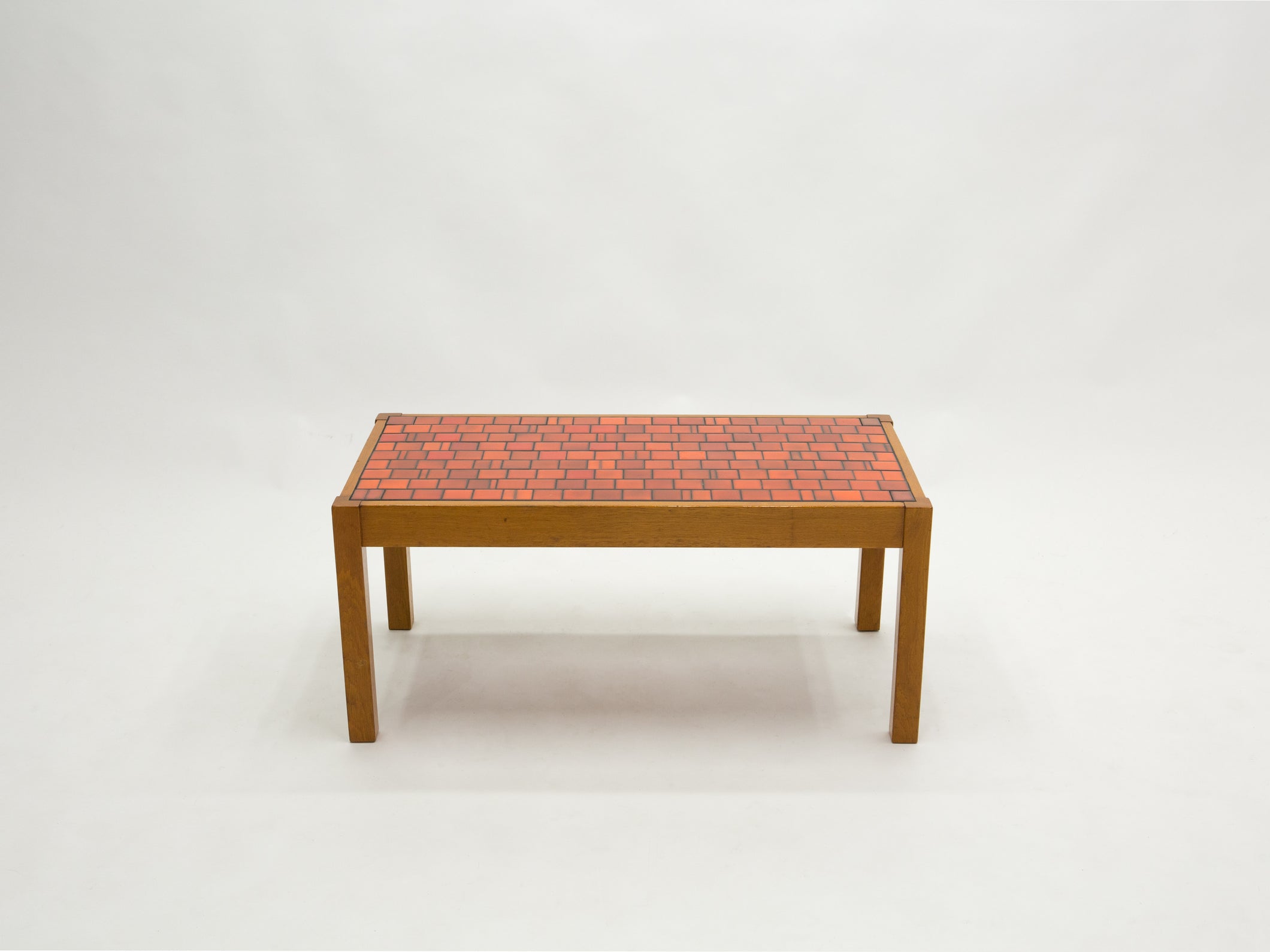 Table basse chêne et céramique rouge années 1960