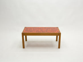 Table basse chêne et céramique rouge années 1960