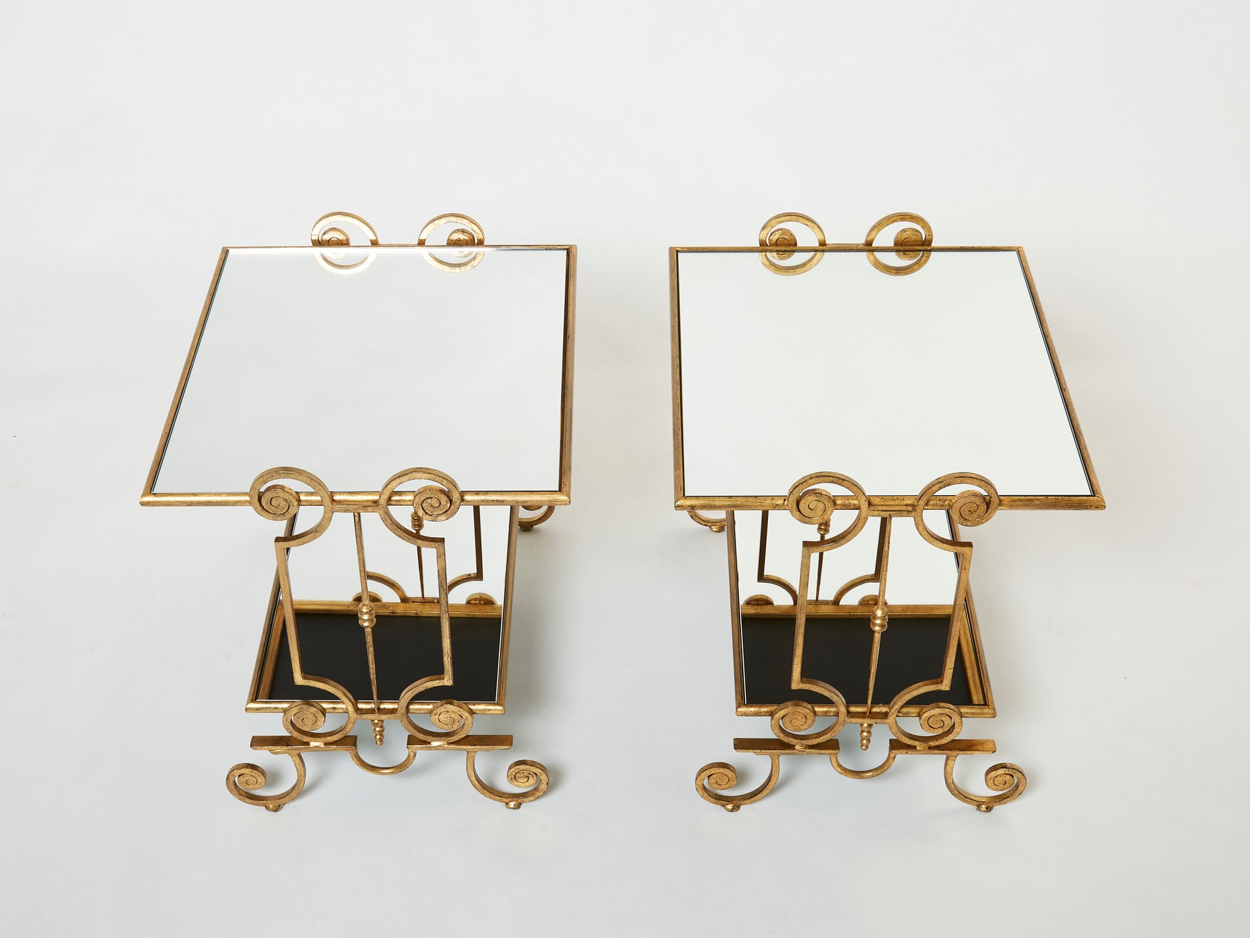 Paire de tables d’appoint en fer forgé dorée et miroirs vers 1950
