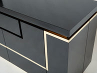 Cabinet bar laquée noir et laiton de J.C. Mahey années 1970 