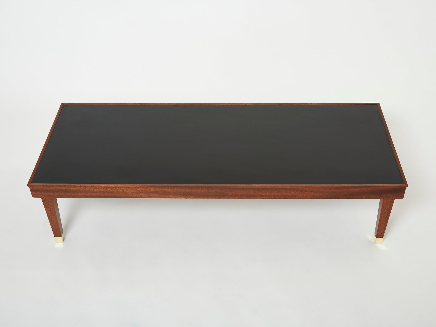 Table basse moderniste en acajou et laiton par Jacques Adnet 1950