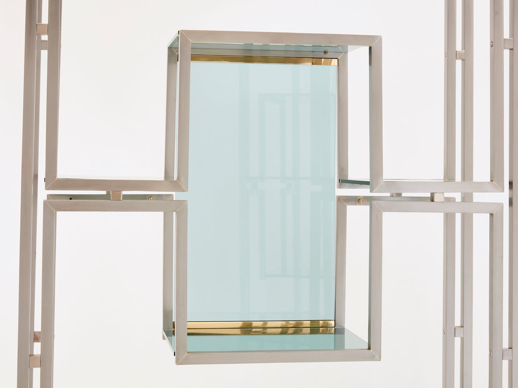 Paire d’étagères vitrines acier brossé laiton de Kim Moltzer 1970