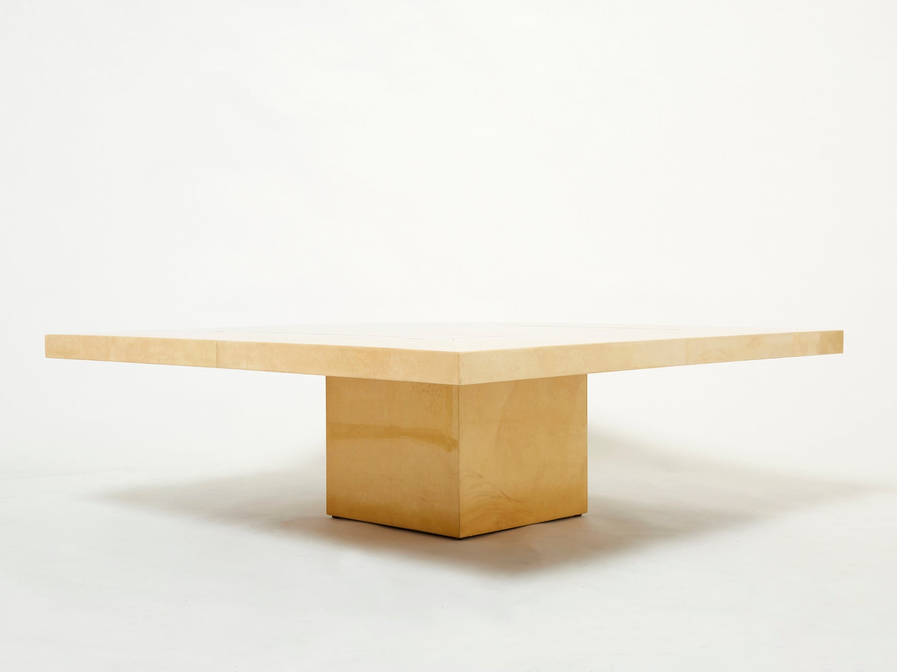 Grande table basse d’Aldo Tura en parchemin beige laiton 1960