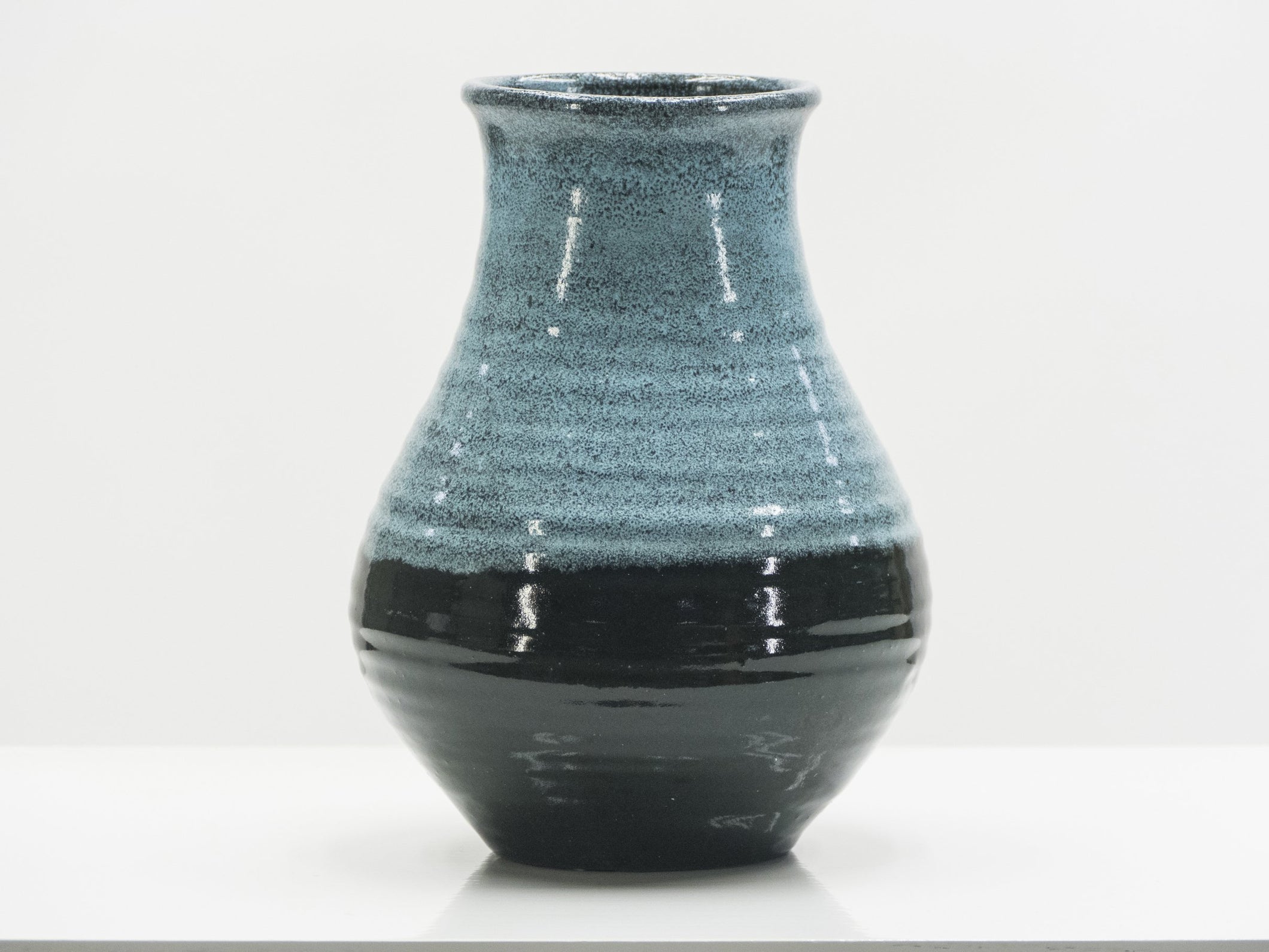 Beau vase bicolore céramique d’Accolay années 1960