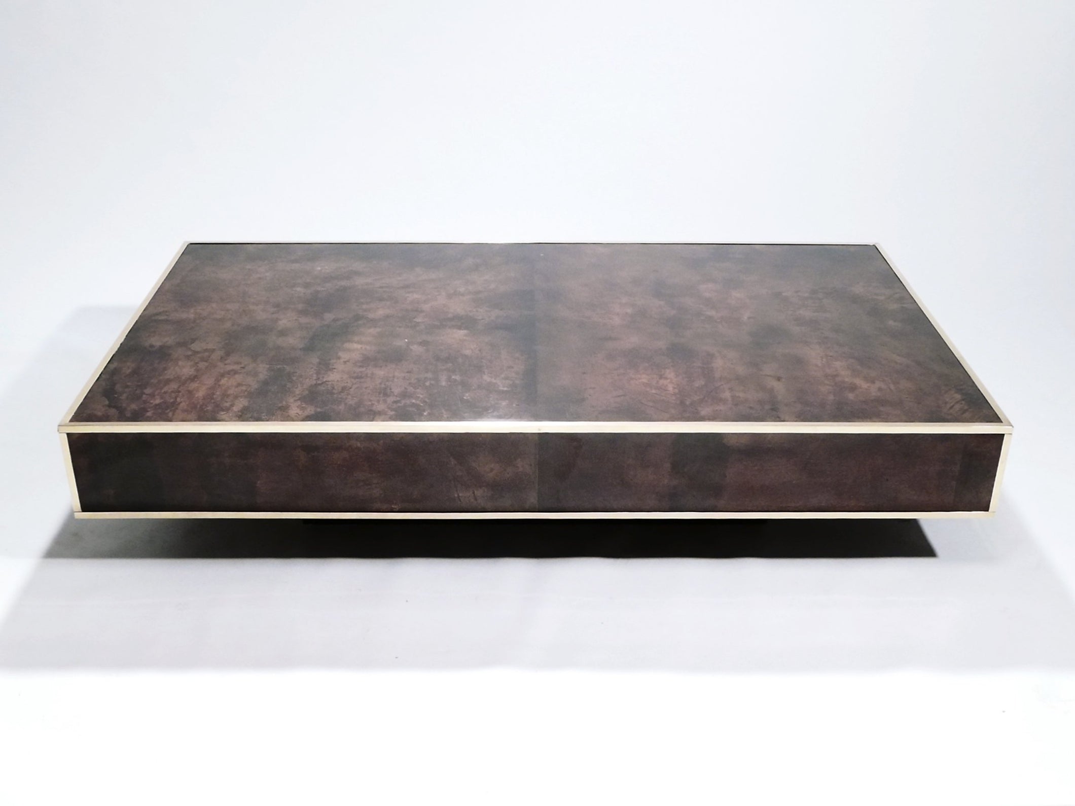 Grande table basse parchemin et laiton par Aldo Tura années 60