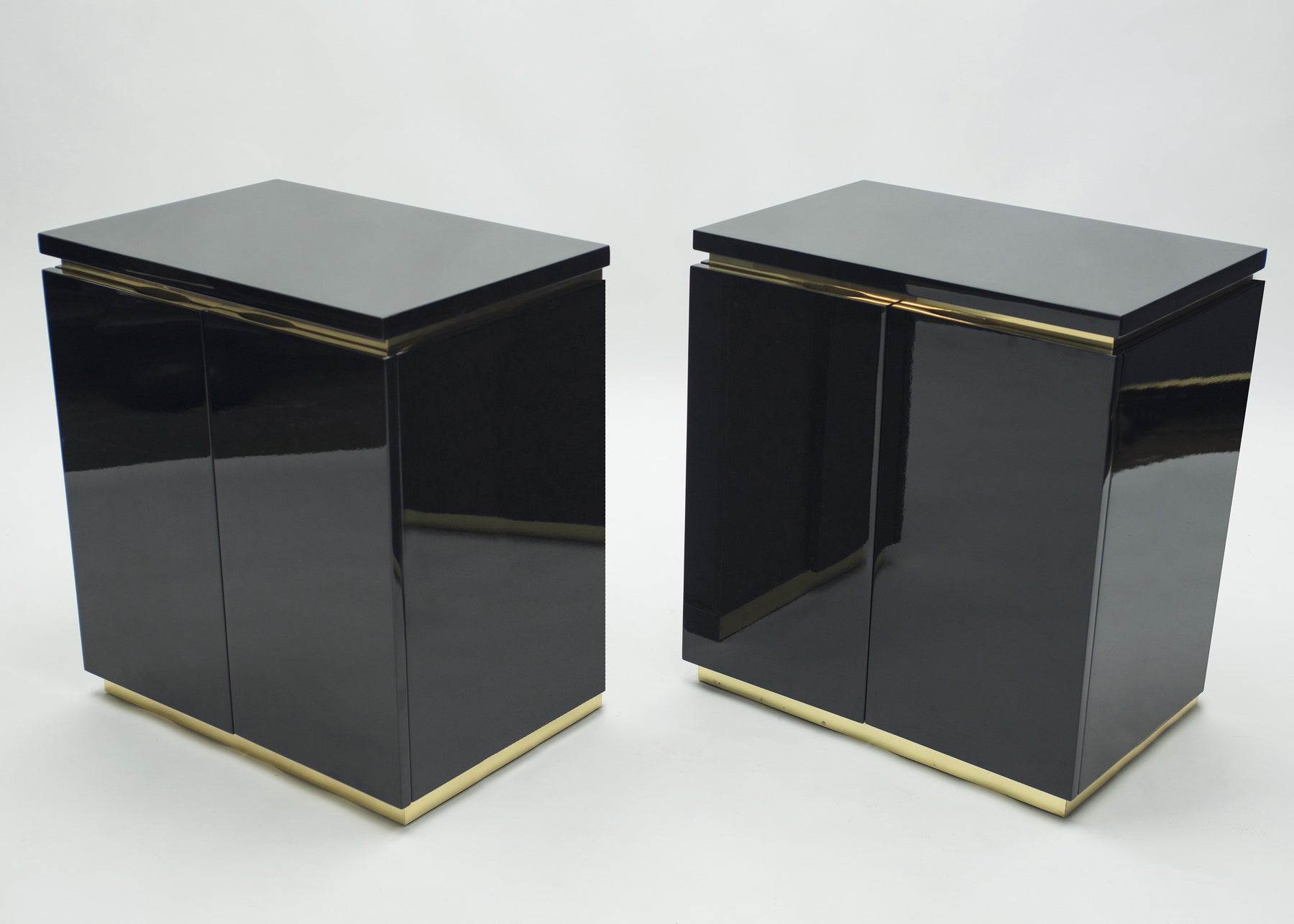 Paire de cabinets laqués noirs et laiton J.C. Mahey 1970