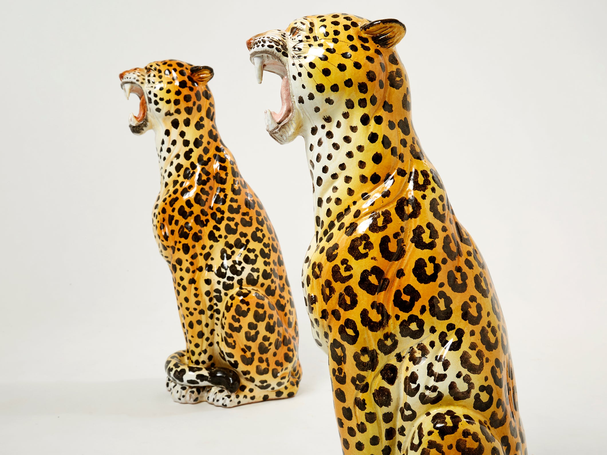 Paire de sculptures léopard femelle et mâle céramique Italienne 1960