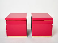 Paire de tables de chevet laquées rose et laiton Jean-Claude Mahey 1970