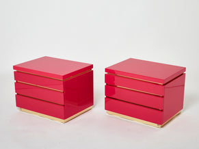 Paire de tables de chevet laquées rose et laiton Jean-Claude Mahey 1970