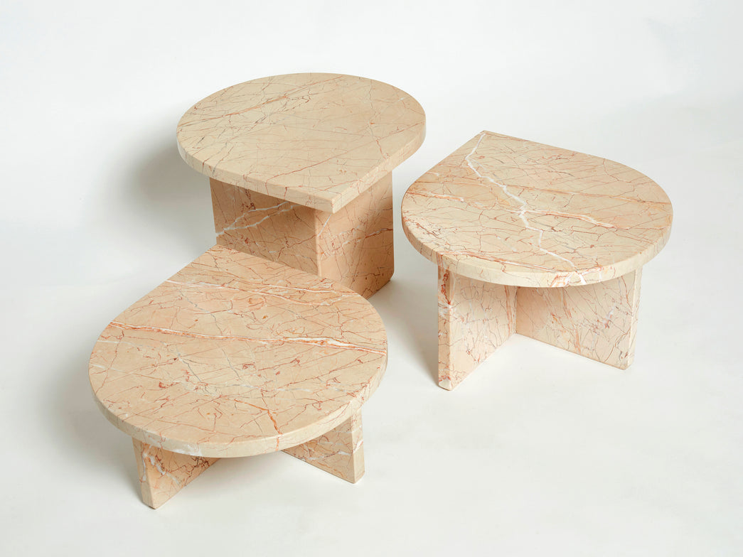 Set de trois tables basses gigognes en marbre rosé sicilien 1970
