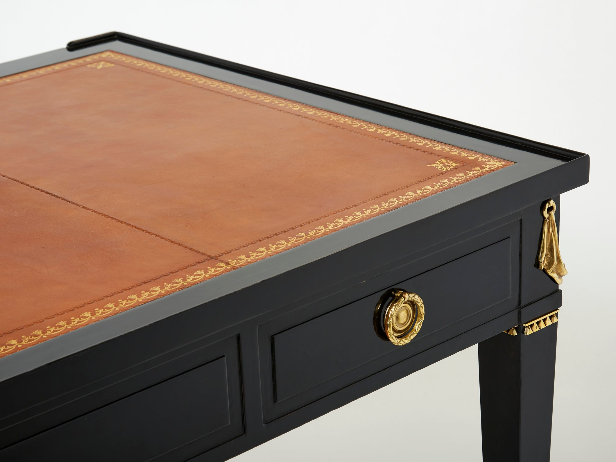 Bureau plat de style Louis XVI bois cuir bronze Maison Jansen 1950