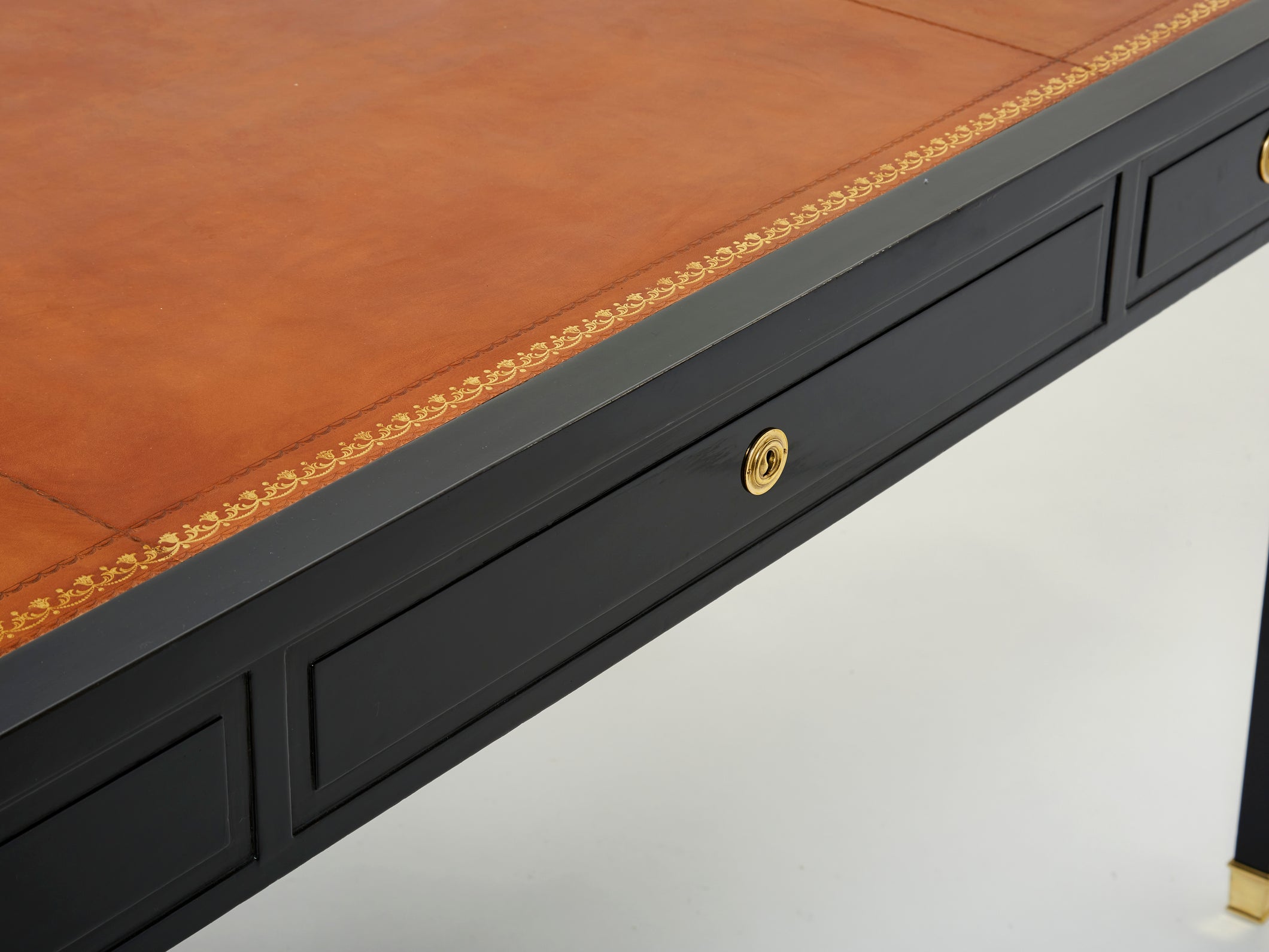 Bureau plat de style Louis XVI bois cuir bronze Maison Jansen 1950