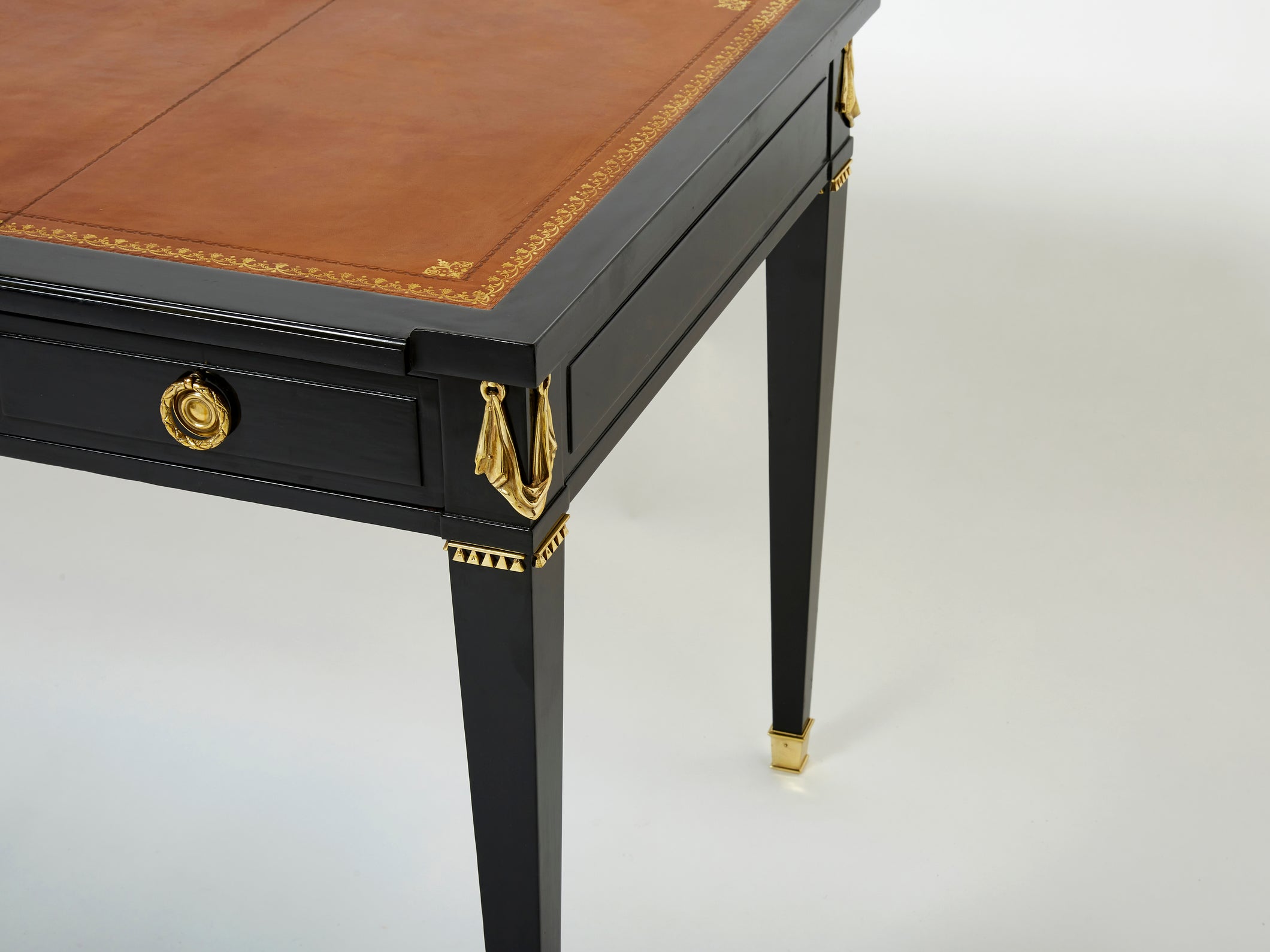 Bureau plat de style Louis XVI bois cuir bronze Maison Jansen 1950