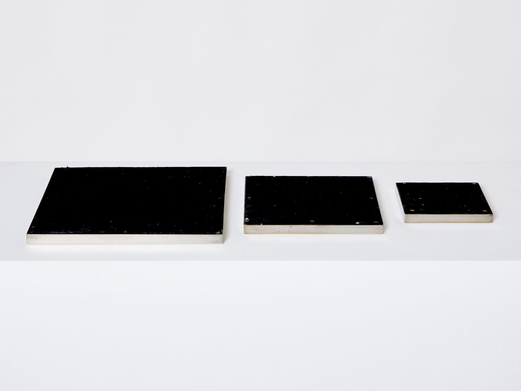 Set de trois plateaux gigogne en acier et laiton de Willy Rizzo 1970
